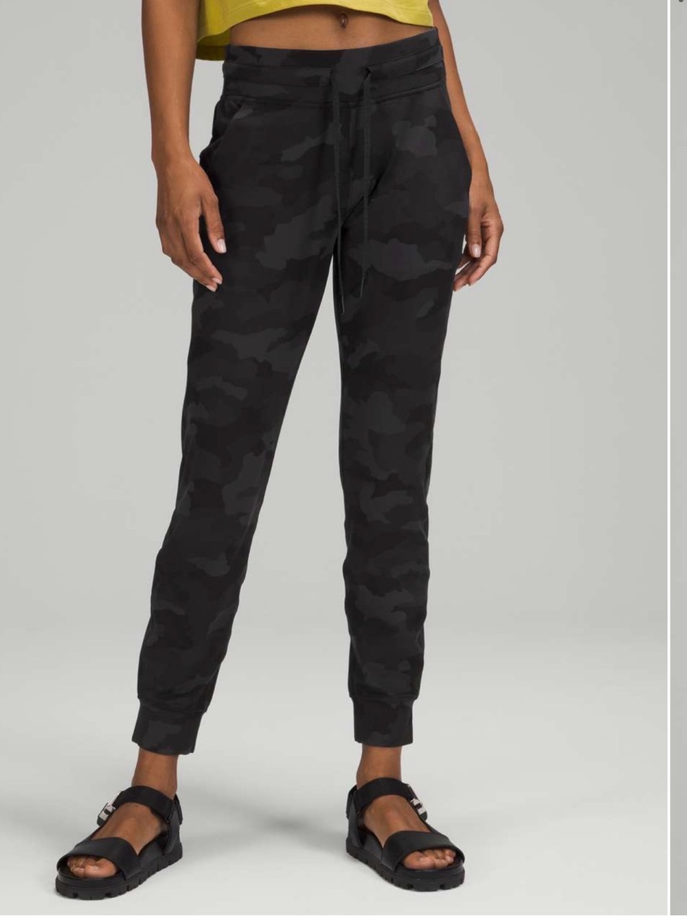 Lululemon Ready to Rulu Jogger 29"
Heritage 365 Camo Deep Coal Multi EUC Size 8